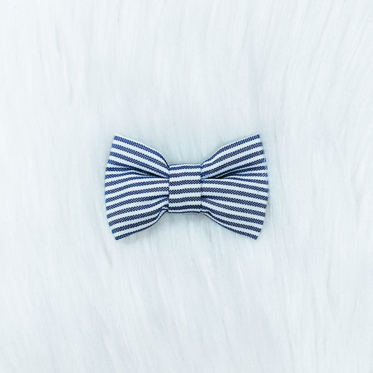 The “Party in the USA” bow tie style hair bow