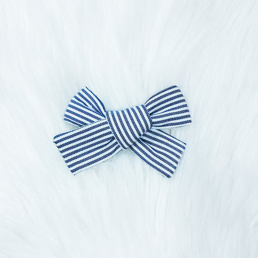 The “Party in the USA” pin wheel style hair bow