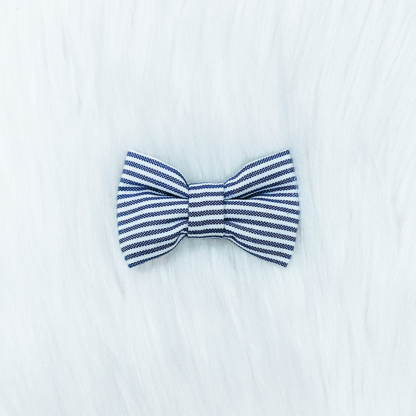 The “Party in the USA” bow tie style hair bow
