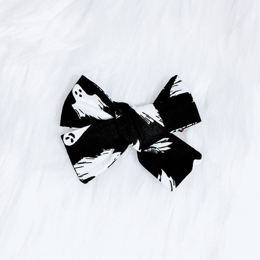 The "Deja-BOO" pin wheel hairbow